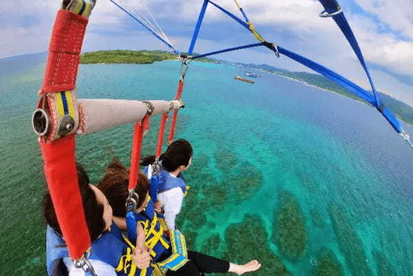 沖縄の海上を空中散歩。パラセーリングができるスポットやおすすめツアーをご紹介！