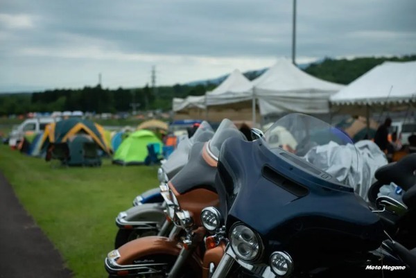 バイクイベントとは思えないほど広大なキャンプエリアとアメリカンな雰囲気『ブルースカイヘブン』を過去の写真50枚で紹介