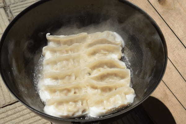 キャンプで餃子が食べたい！スキレットでも焼ける、味の素の冷凍餃子がおすすめ！