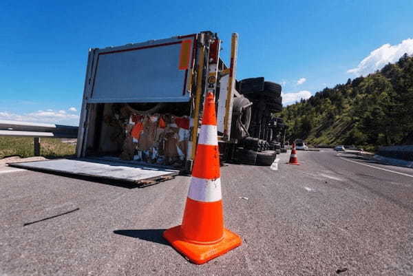 「乗用車と同じように減速できると思うな!」車間距離をあけてるトラックの前に割り込んだら…巨額の損害賠償が!?
