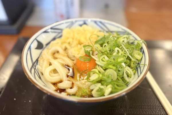 丸亀公式オススメの「釜玉うどん＋天だれ」　やってみたら想定外の味わいに