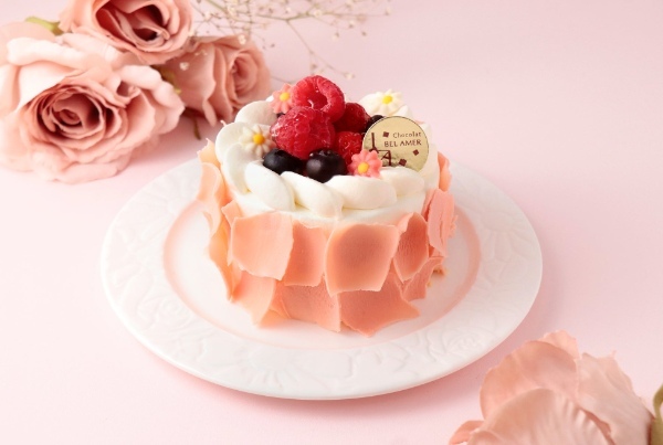 暑い日に食べたい夏限定ショコラやひんやりスイーツがショコラ専門店「ベルアメール」より登場。母の日をイメージした華やかなショコラやケーキも期間限定でお届けします。