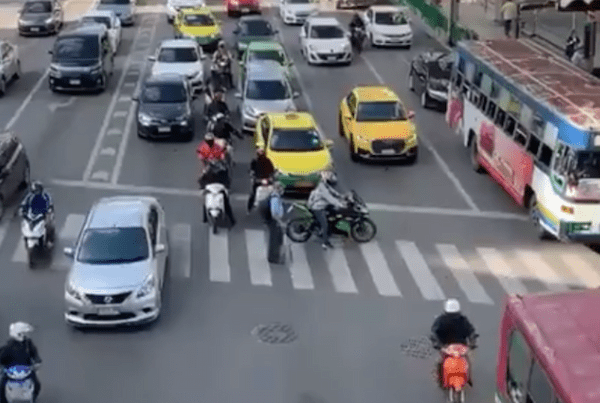 タイって優しい国なんだなと思える素敵な動画！横断歩道を渡るおじいさんと心優しいライダー
