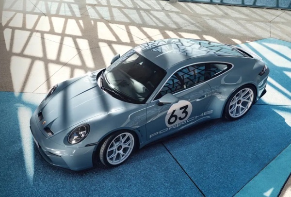 ポルシェ911の誕生60周年を記念した特別限定モデル「911 S/T」が登場