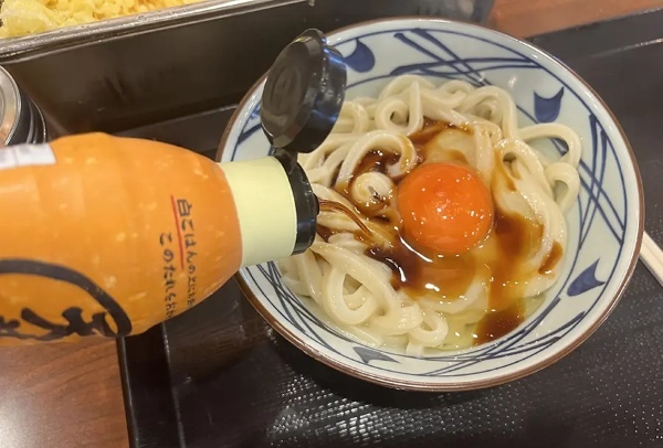 丸亀公式オススメの「釜玉うどん＋天だれ」　やってみたら想定外の味わいに