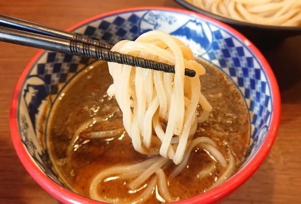 三田製麺所が秋の定番「濃厚煮干しつけ麺」発売　濃厚な煮干しに感無量