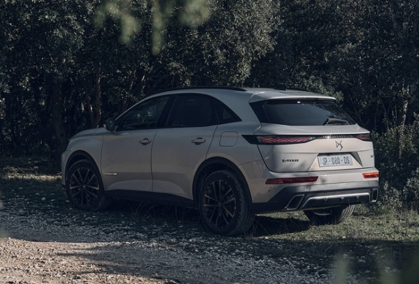 ファッションの世界から着想を得た「DS COLLECTIONモデル」の「DS7 Esprit de Voyage」と「DS4 Esprit de Voyage」が日本デビュー