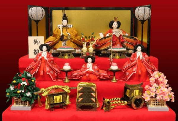 雛人形の並べ方、それは時代や地域によって違いがあるって知っていました?