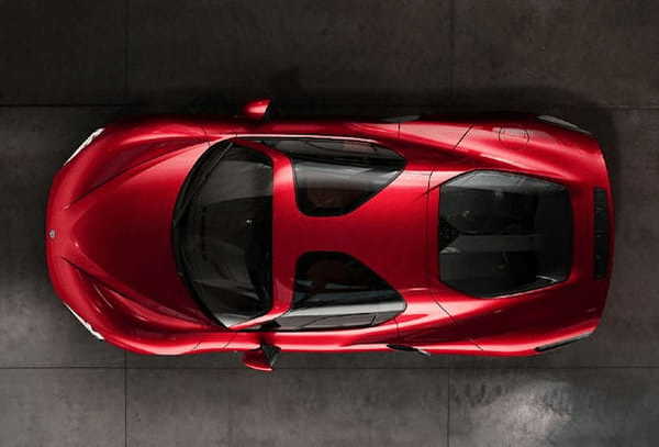 往年のアルファロメオのレースカー「Tipo33」をオマージュした新型スポーツカー「33 Stradale」が登場