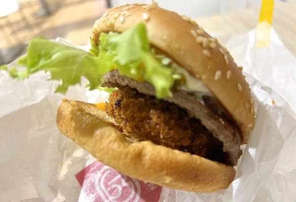 ドムドムバーガーの「とろけるチーズカレーバーガー」どんな味！？食べてみた