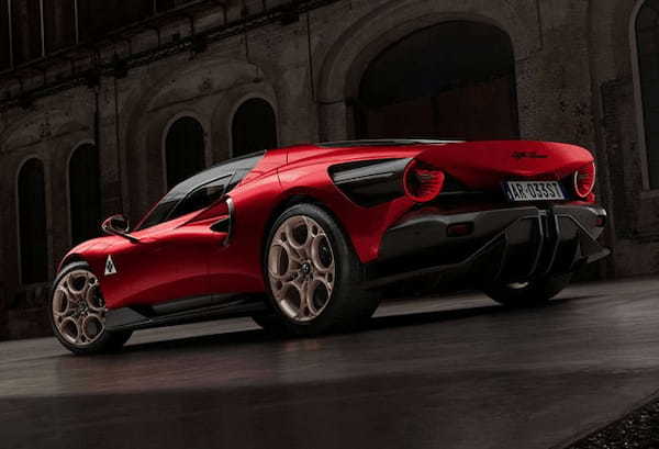 往年のアルファロメオのレースカー「Tipo33」をオマージュした新型スポーツカー「33 Stradale」が登場