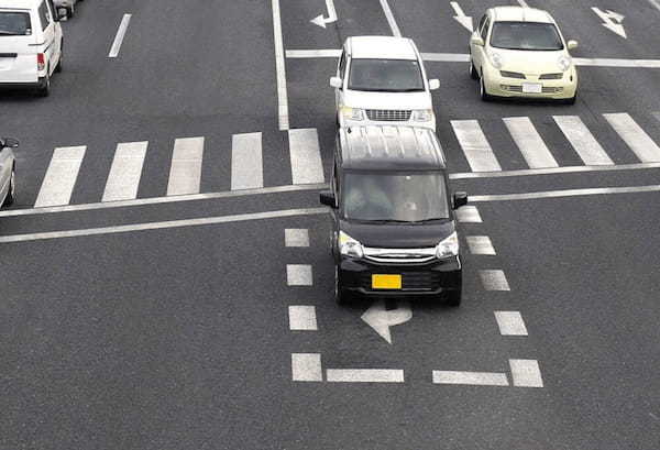 「黄は加速!進路はプライバシー!」教習所で教わることとは真逆の“裏・交通ルール”がある?