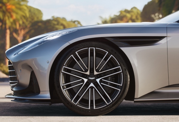 アストンマーティンの新世代DBシリーズの「DB12」にオープンモデルが登場