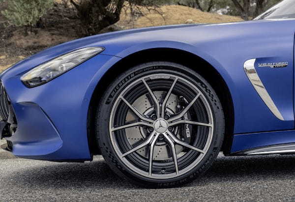2+2仕様を新設定した新型メルセデスAMG GTクーペが日本デビュー