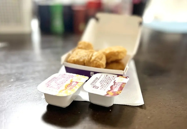 マックの新作ナゲットソースはクセになる系　「炭火焼き鳥風」「燻製風たまごタルタル」の味をたしかめてみた