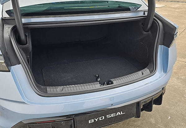 【最新モデル試乗】独自の走りの世界を構築。BEVスポーツ、BYDシールのほとばしるパッションを体感。これは凄いぞ！