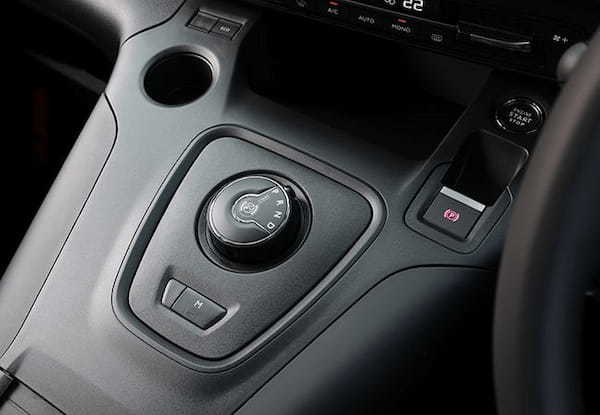 【最新モデル試乗】道具っぽいシンプルさが魅力。ニューMPV、フィアット・ドブロの骨太の個性