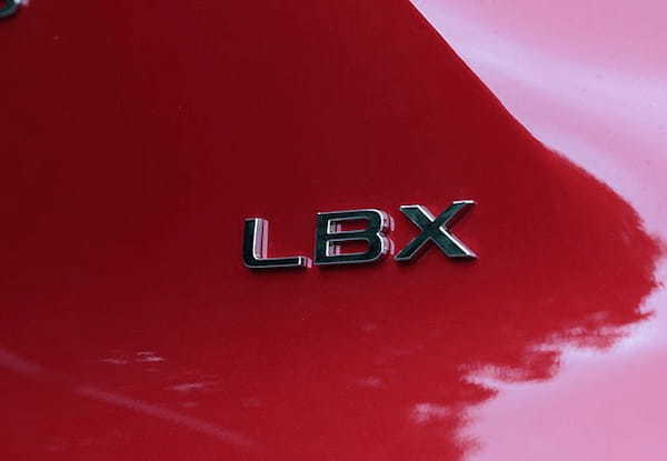 【注目モデル試乗】本物を知る大人のコンパクトSUV、レクサスLBXのこだわり世界を体感