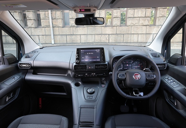 【最新モデル試乗】道具っぽいシンプルさが魅力。ニューMPV、フィアット・ドブロの骨太の個性