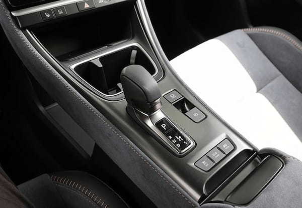 【注目モデル試乗】本物を知る大人のコンパクトSUV、レクサスLBXのこだわり世界を体感