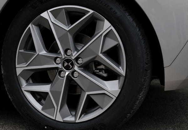 ファッションの世界から着想を得た「DS COLLECTIONモデル」の「DS7 Esprit de Voyage」と「DS4 Esprit de Voyage」が日本デビュー