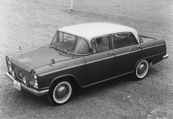 【クルマ物知り図鑑】タテ目ヘッドライトのアメリカンスタイル。1961年日産セドリックは1.9リッターの超高級車だった