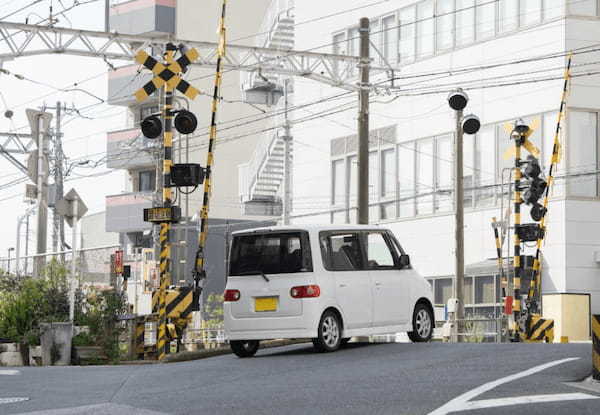 「日本人は車の中だと強気」「踏切でいちいち一時停止」日本の道路事情に世界が失笑？自国の交通ルールやマナーとギャップに驚いた海外の声