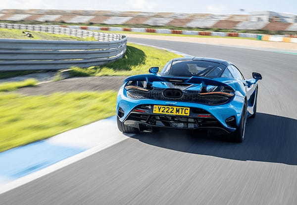 【最新スーパースポーツ試乗】トップスピード332km/h! マクラーレン史上、最もパワフルで軽量な750Sは、ヒトに優しいスーパースポーツでもあった