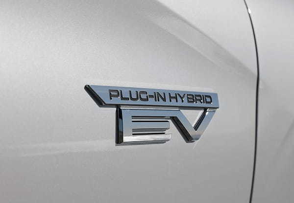 【最新モデル試乗】上質な電動SUVの代表「三菱アウトランダーPHEV」が、イメージ変わらず実力大幅アップ