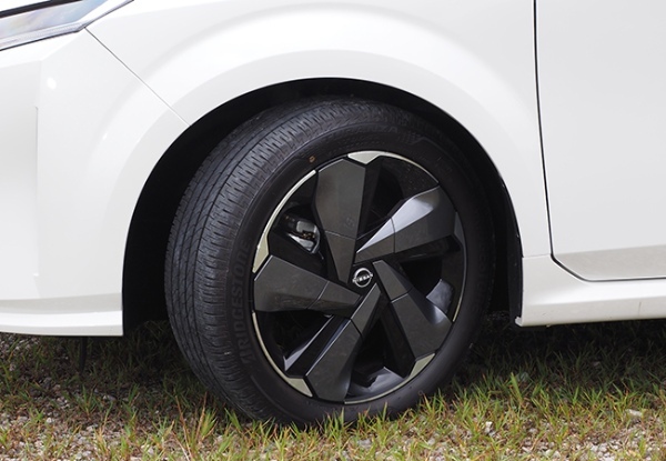 【人気モデル研究】モーター駆動で先進の走りを追求。日産ノート・オーラのプレミアムな世界観
