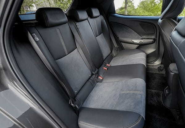 【注目モデル試乗】本物を知る大人のコンパクトSUV、レクサスLBXのこだわり世界を体感