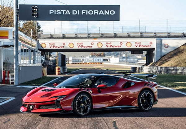 【最新スーパースポーツ試乗】公道走行も可能なサーキット専用マシン、フェラーリSF90XXの1030psパワーをフィオラノで解き放った!
