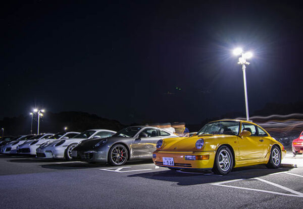 【911 Night Mission】「911の日」に133台の新旧911が集結。漆黒の中、華麗なパレードを敢行