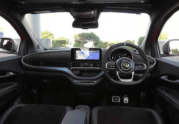 【最新モデル試乗】サソリのこだわり満点。アバルト500eはBEVである前に、痛快スポーツハッチである!