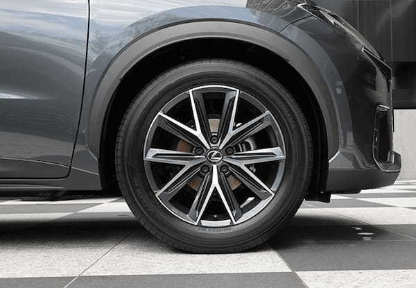 【注目モデル試乗】本物を知る大人のコンパクトSUV、レクサスLBXのこだわり世界を体感