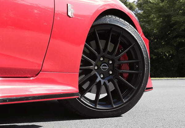 【最新モデル試乗】究極の「赤バッジ」、スカイラインNISMOは大人の琴線に触れるFRスポーツセダンである!