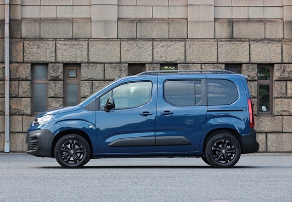 【最新モデル試乗】道具っぽいシンプルさが魅力。ニューMPV、フィアット・ドブロの骨太の個性
