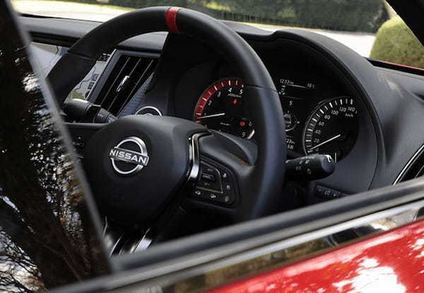 【最新モデル試乗】究極の「赤バッジ」、スカイラインNISMOは大人の琴線に触れるFRスポーツセダンである！