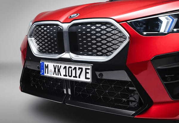 第2世代のBMW X2が日本上陸。電気自動車のiX2も登場