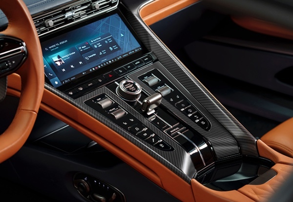 【最新モデル試乗】これぞ英国製サラブレッドの到達点。アストンマーティンDB12のほとばしるスーパーパフォーマンス！