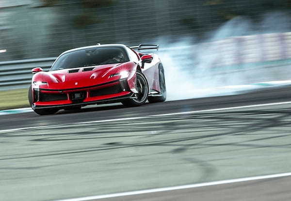 【最新スーパースポーツ試乗】公道走行も可能なサーキット専用マシン、フェラーリSF90XXの1030psパワーをフィオラノで解き放った!