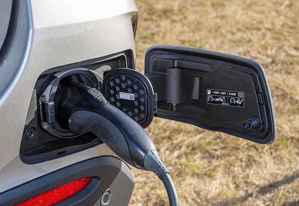 【最新モデル試乗】モーターで118km走る先進PHEV。いま最も賢いメルセデス、GLC350eの卓越パフォーマンス