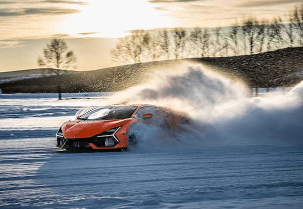 【超絶ドライビングレッスン】内モンゴルの氷上でランボルギーニ・レヴエルトの1015hpを解き放った！