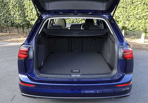 【注目モデル試乗】VWゴルフはいつの時代も、クルマの方向性を指し示す世界のベンチマーク。ヴァリアントTDIの凄い実力