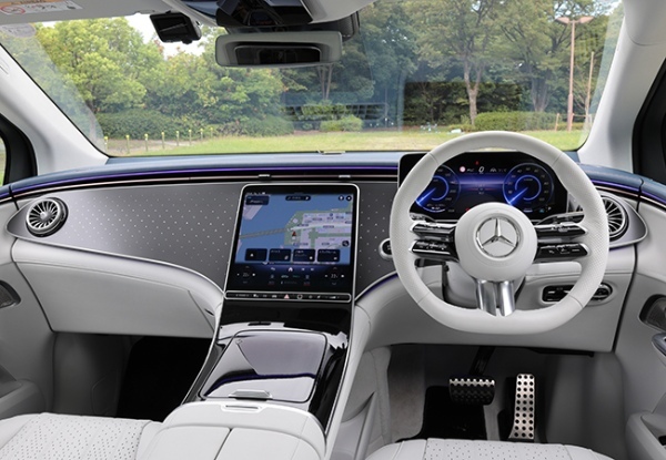 【最新モデル試乗】さすがBEVメルセデス! 大柄ながら小回りが利くEQE350SUVの光る実用性