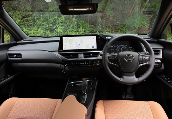 【最新モデル試乗】能ある鷹は爪を隠す、これレクサスUXのBEV、300eにピッタリのフレーズです!