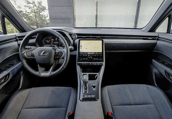 【注目モデル試乗】本物を知る大人のコンパクトSUV、レクサスLBXのこだわり世界を体感