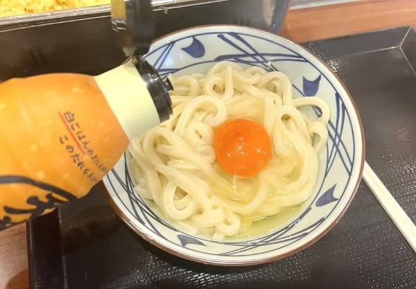 丸亀公式オススメの「釜玉うどん＋天だれ」　やってみたら想定外の味わいに