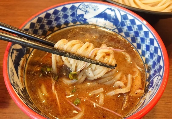 三田製麺所が秋の定番「濃厚煮干しつけ麺」発売　濃厚な煮干しに感無量