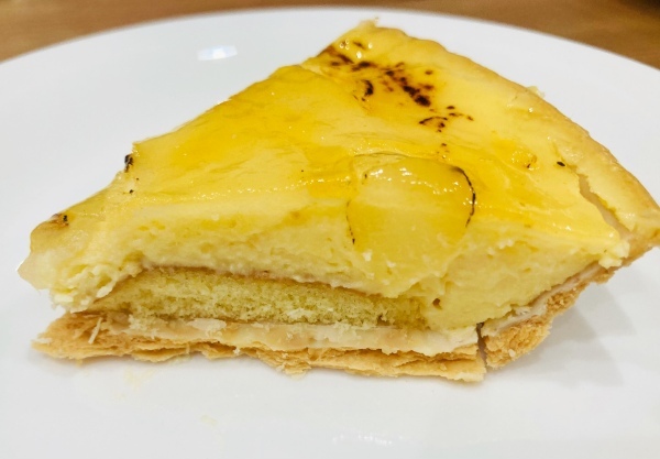 クリームたっぷりで後引く美味しさ。菊池市にある「よしのや菓舗」のシュークリームはコスパも良いし、疲れた身体を癒してくれる。